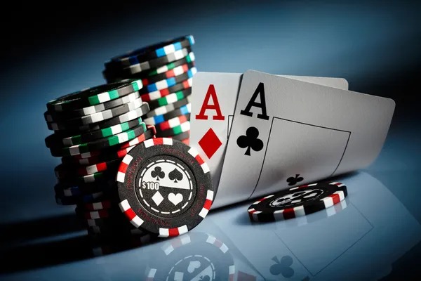 Captain's Bounty dealer explaining a blackjack hand on live stream Captain's Bounty dealer explaining a blackjack hand on live stream