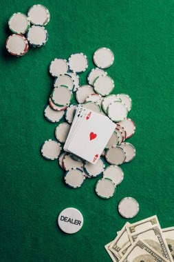 Evolution Gaming dealer explaining a blackjack hand on live broadcast