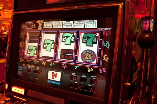 Dealer explaining blackjack payout rules during live stream